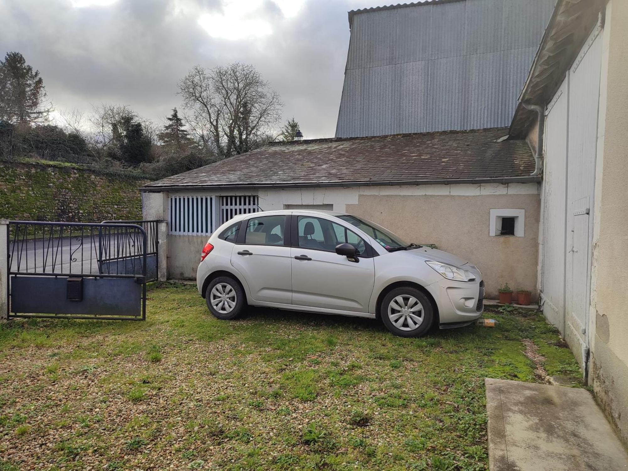 Maison Plein Pied Dans Bourg Avec Tous Commerces * Luçay-le-Mâle